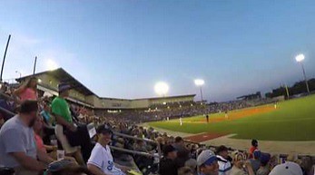 Fan baseballa łapie piłkę jednocześnie filmując