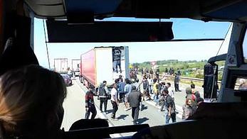Afrykańscy imigranci szturmujący port Calais widziani z autokaru