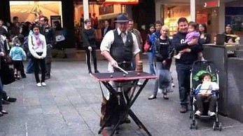 Zabawny magik daje pokaz na ulicy