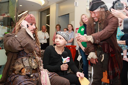 Kapitan Jack Sparrow odwiedza chore dzieciaki w szpitalu