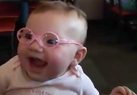 Reakcja dziecka na widok rodziców po założeniu okularów