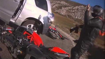Głupi kierowca puka trzy motocykle