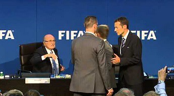 Sepp Blatter obrzucony banknotami