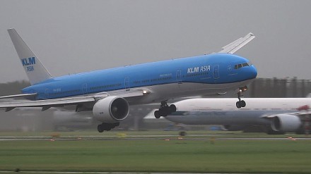Lądowanie na lotnisku Schiphol w Holandii podczas ostrej burzy