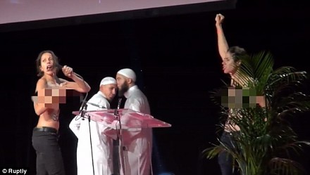 Aktywistki FEMEN-u na konferencji muzułmanów