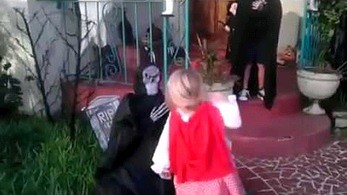 Dziewczyna broni brata przed potworem