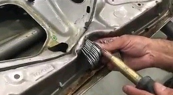 Kilka kluczyków i drut - tyle wystarczy, aby wyprostować ramę samochodowych drzwi