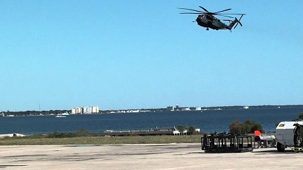 Szybkie zatrzymanie w wykonaniu potężnego śmigłowca MH-53