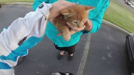 Dziewczyna na motorze ratuje małego kotka