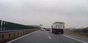Idiota na S7 doprowadza do wypadku