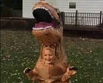 Dzieciak w stroju T-Rexa dostarcza ojcu sporej dawki śmiechu