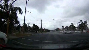 Piorun uderza w samochód jadaący przez skrzyżowanie