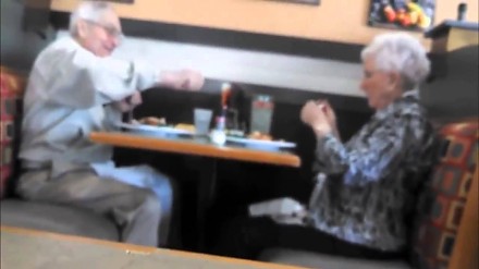 Weseli dziadkowie w restauracji