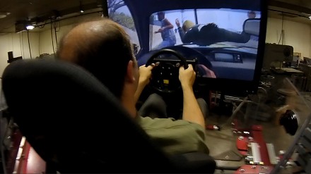 Facet gra w GTA V na symulatorze wartym 100k dolarów