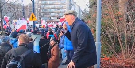 Wesoły Romek Giertych na demonstracji w Warszawie