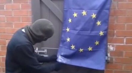 Przeciwnik UE próbuje demonstracyjnie spalić flagę unii i kończy sie kompromitacją