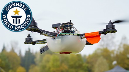 100 dronów jednocześnie na niebie