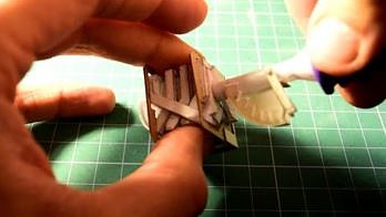 Miniaturowy silnik V8 oraz przepustnica wykonane z papieru