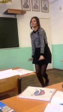 Przerwa w rosyjskiej szkole i roztańczona dziewuszka