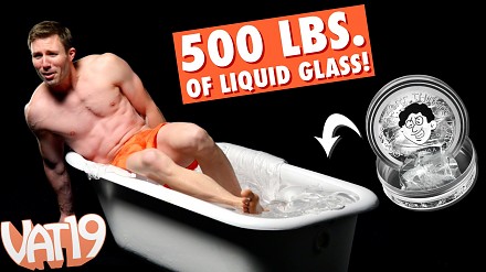 Wykąpał się w wannie wypełnionej 250 kilogramami "płynnego szkła"