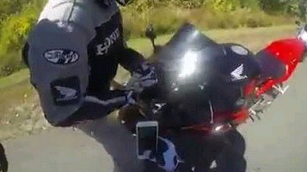 Tablica rejestracyjna odpadła od motocykla i wbiła się w ten jadący za nim