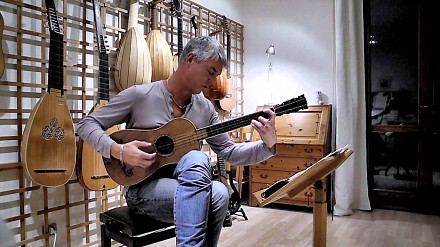 Muzyk gra na ostatniej na świecie gitarze Stradivariusa