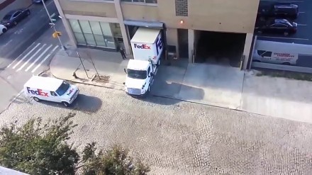Perfekcyjny kierowca FedEx wjeżdża do garażu