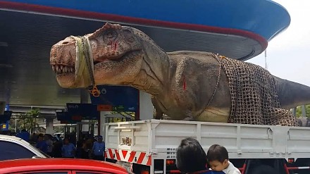 W Tajlandii przewiozą wszystko, nawet dinozaura