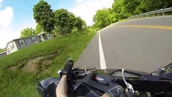 Człowiek zdrapka na motocyklu