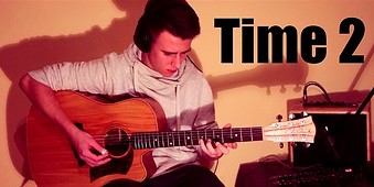 Młody Polak gra techno na gitarze akustycznej