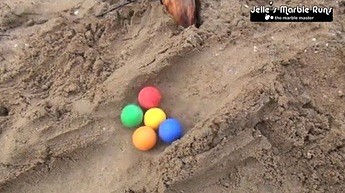 Emocjonująca relacja wyścigu piłeczek na piasku