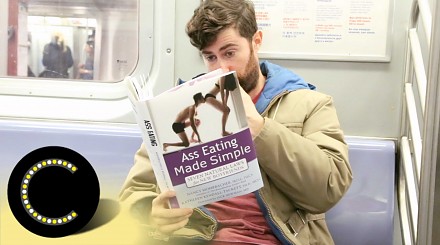 Koleś czyta w metrze książki o penisach, porno i innych obscenicznych rzeczach