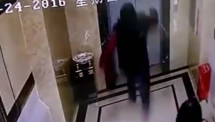 Chińczyk i jego konfrontacja z windą