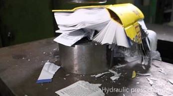 Czy prasa hydrauliczna poradzi sobie z bardzo grubą książką?