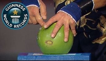 Gość przebija kokosy jednym palcem!