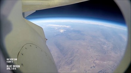 Widok z pokładu rakiety Blue Origin wracającej na Ziemie