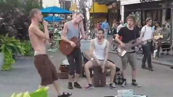 Niepozorni uliczni muzycy dają całkiem niezłe show