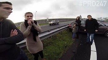 Holenderska policja jadąca do wypadku drogowego
