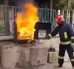 Jak zgasić ogień coca colą?