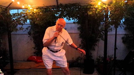 John Hetlinger - 82-letni facet śpiewa Drowning Pool "Bodies"!