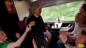Irlandzcy kibice w drodze na mecz, w pociągu, zaskoczyli zakonnice