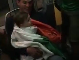 Irlandzcy kibice śpiewają kołysankę dla dziecka w metrze