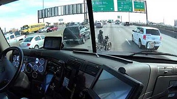 Kierowca pomaga motocyklistce w zjechaniu na pobocze na bardzo ruchliwej drodze