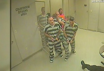 Więźniowie w Teksasie wydostali się z celi i uratowali strażnika