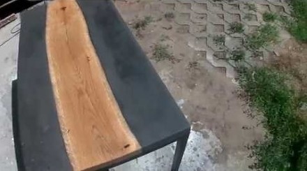 Bojownik robi stolik z betonu i dębu