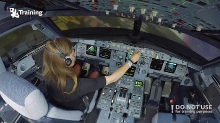 Niedoświadczona dziewczyna próbuje wylądować na symulatorze A320