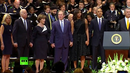 Roztańczony George Bush podczas ceremonii poświęconej zastrzelonym policjantom