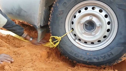 Jak wyciągnąć samochód zakopany w piasku na pustyni?
