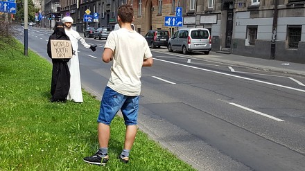 Arabska para łapie stopa na ŚDM w Krakowie