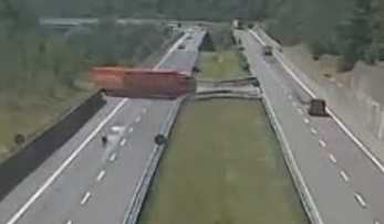 Tir zawraca na autostradzie we Włoszech